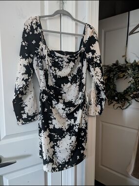 Abercrombie & Fitch Black and White Floral Wrap Tie Bottom Smocked Back Large